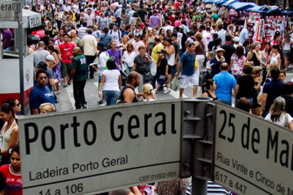 Cerca de mil comerciários protestam na 25 de março