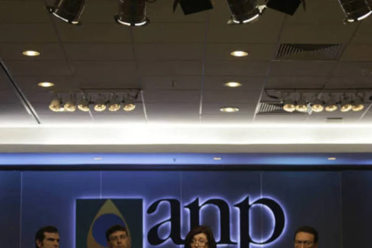 Magda Chambriard, da ANP, fala durante cerimônia de abertura do leilão da ANP, ao lado do ministro de Minas e Energia, Edison Lobão (REUTERS/Ricardo Moraes/Reprodução)