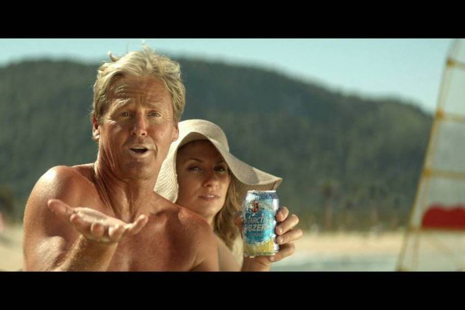 Comercial de cerveja brinca com leis sobre propaganda