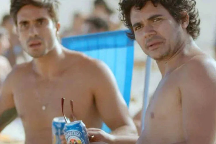 Antactica: no comercial "VIP", uma rodinha de amigos toma a cerveja na praia (Reprodução/YouTube/Antarctica A Boa da Diretoria)