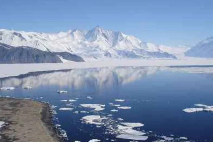 Antártica: o gelo flutuando ao redor do continente gelado geralmente se derrete para alcançar o seu menor registro do ano ao redor do fim de fevereiro (.)