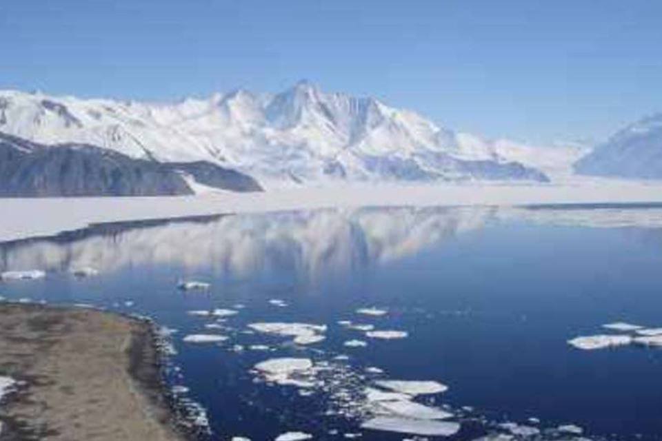 Gelo marinho ao redor da Antártica alcança baixa recorde