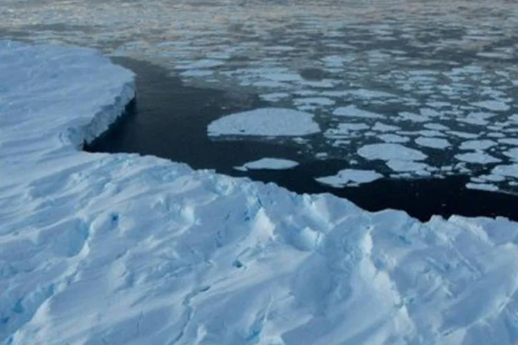 
	Geleira derrete na Ant&aacute;rtica: continente tem dezenas de plataformas de gelo
 (Torsten Blackwood/AFP)