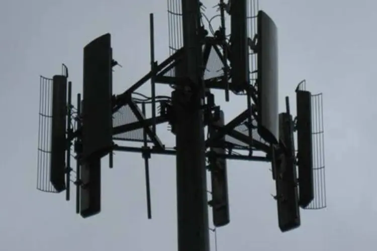 Antenas de telefonia móvel: sindicato de operadoras cobra lei que regule instalação (Wikimedia Commons)