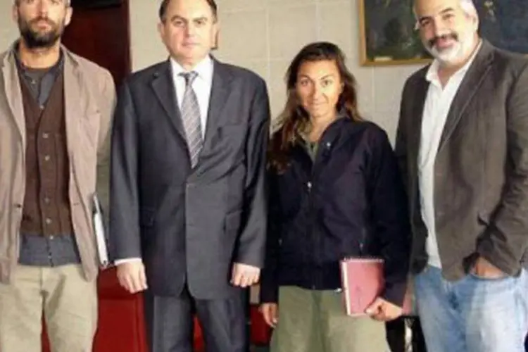 Anthony Shadid (D) com seus colegas na embaixada da Turquia em Trípoli, em março de 2011 (AFP/Turkish Ministry of Foreign Affairs/Arquivo)