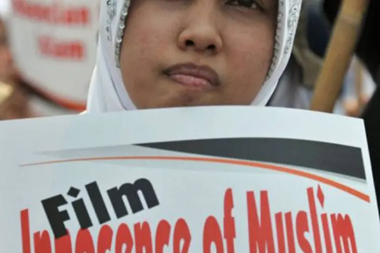 
	Manifestante participa de protesto contra o filme &quot;Inoc&ecirc;ncia dos Mu&ccedil;ulmanos&quot;, em setembro de 2012
 (Bay Ismoyo/AFP)