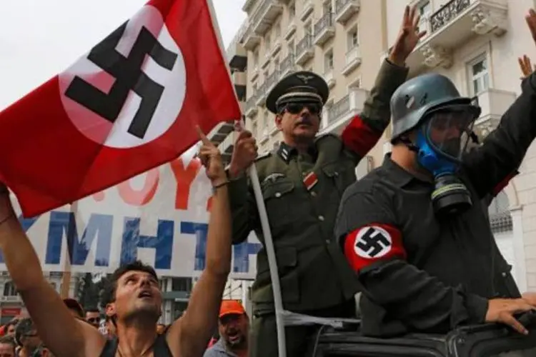 Manifestação "nazista" anti-Merkel ocorreu como uma passeata militar na praça Syntagma, em Atenas (Yannis Behrakis/Reuters)