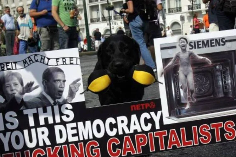 Imagem dos protestos contra a presença de Angela Merkel ocorridos em Atenas, no dia 9 de outubro de 2012, na Grécia (Milos Bicanski/Getty Images)