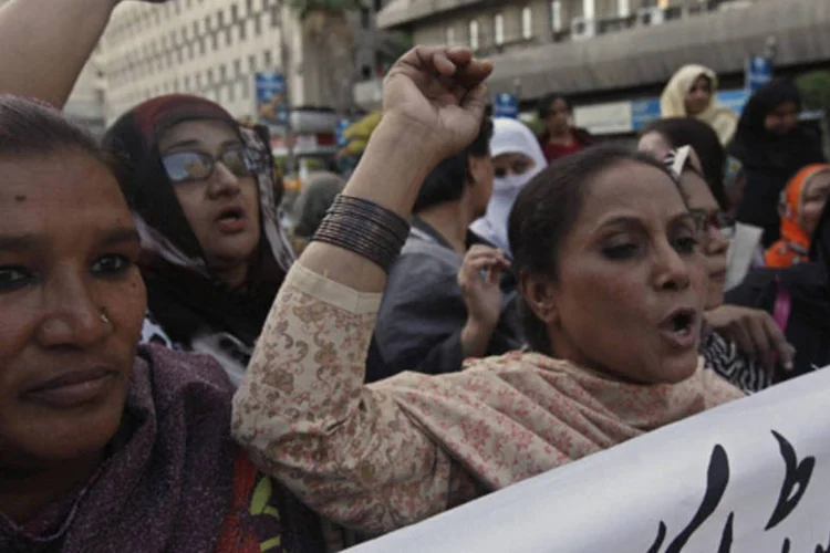 
	Trabalhadores da campanha de vacina&ccedil;&atilde;o antip&oacute;lio protestam contra assassinato de colegas em Karachi: muitos mu&ccedil;ulmanos se op&otilde;em &agrave;s campanhas de imuniza&ccedil;&atilde;o
 (Akhtar Soomro/Reuters)