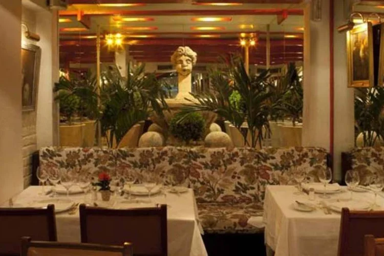 
	Restaurante Antiquarius, no Rio de Janeiro: em nota, o restaurante afirmou que &quot;os produtos usados na casa s&atilde;o descartados dias antes de qualquer vencimento&quot;
 (Tomas Rangel/Veja Rio)