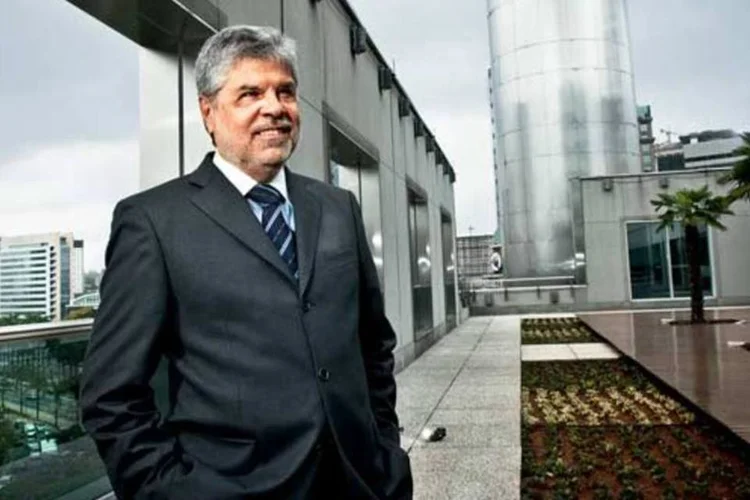 
	Ant&ocirc;nio Carlos Valente, presidente da Vivo: &quot;uu n&atilde;o diria que &eacute; invi&aacute;vel, mas &eacute; um desafio ter o leil&atilde;o em agosto com testes ainda em andamento (...)&quot;, disse
 (Germano Lüders/EXAME.com)