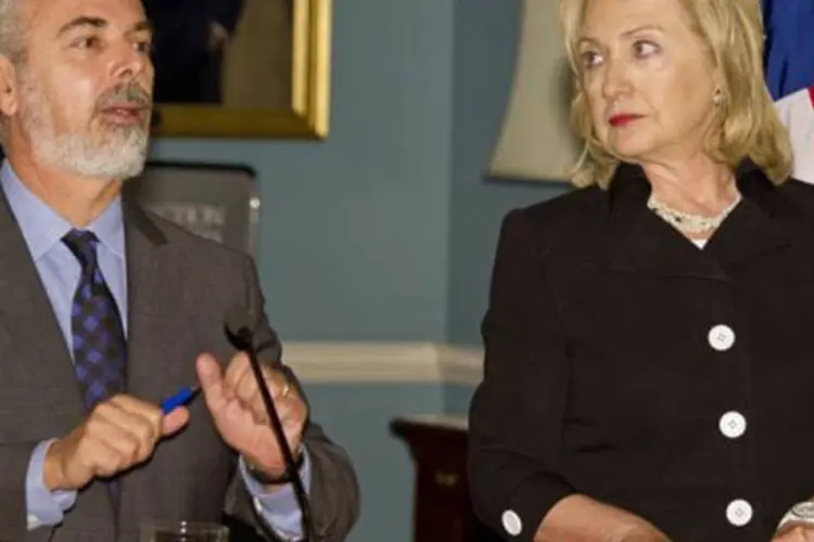 Hillary Clinton: "Nossa região e o mundo enfrentam desafios complexos e precisamos do Brasil para resolvê-los", em encontro com Antonio Patriota (Paul J. Richards/AFP)