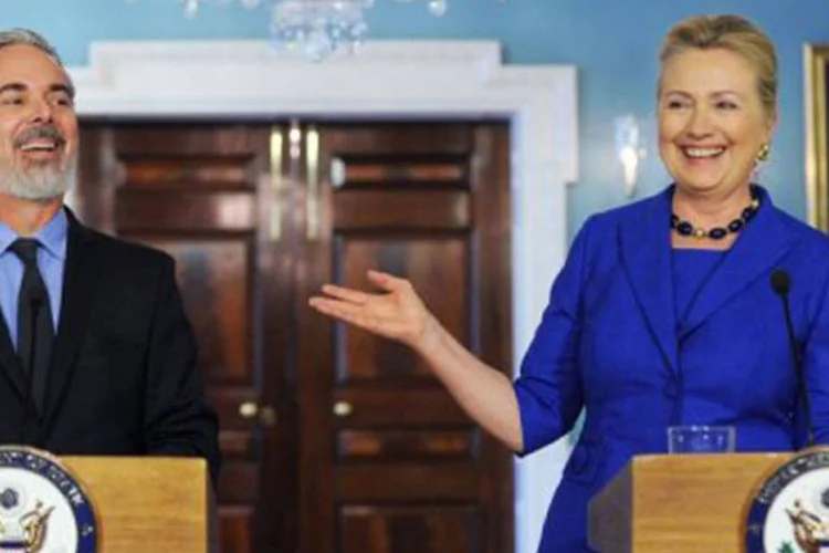 Antonio Patriota discursa ao lado de Hillary Clinton: Patriota visitou há cerca de duas semanas Israel e os territórios palestinos para ouvir as duas partes (©AFP / Jewel Samad)
