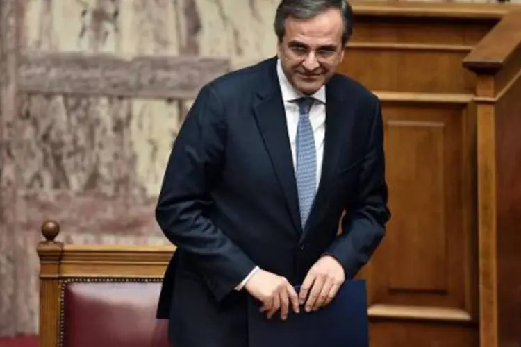 Antonis Samaras no Parlamento grego: ele disse que é preciso travar "a batalha das eleições com responsabilidade, já que desta luta depende a permanência do país na Europa" (Aris Messinis/AFP)