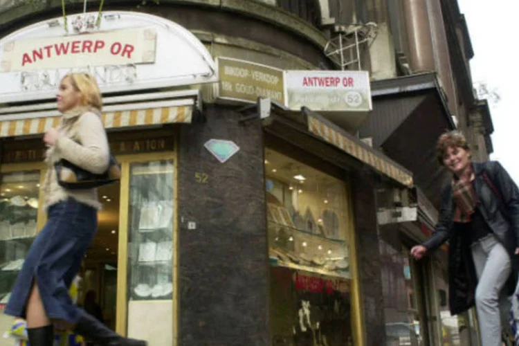 
	Pessoas caminham em Antu&eacute;rpia: milion&aacute;ria belga foi detida na cidade do norte da B&eacute;lgica, ap&oacute;s tentar assassinar suas duas filhas g&ecirc;meas
 (Paul ODriscoll/Getty Images)