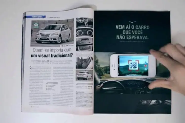 Artplan faz motorista vivenciar acidente de trânsito: anúncios impressos simulam lançamento de um novo carro e convidam público a fazer test-drive por meio do celular (Reprodução/YouTube/Vem aí que você não esperava)