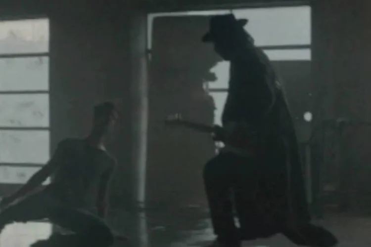 Rock salva rapaz possuído pelo axé e funk em anúncio da Kiss: filme exibe sessão de endorcismo, em que roqueiro consegue fazer espírito do rock voltar ao corpo de rapaz (Reprodução/YouTube/AlmapBBDO)