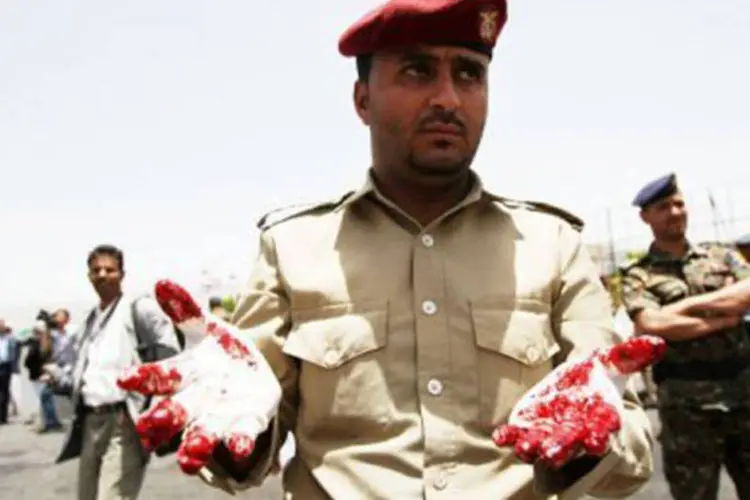 Ataque ao Exército iemenita: outros cerca de 300 ficaram feridos (Mohammed Huwais/AFP)