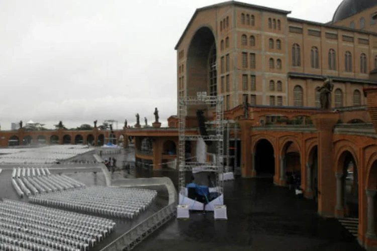 
	Estrutura &eacute; montada em frente ao Santu&aacute;rio Nacional de Nossa Senhora da Aparecida para a visita do papa Francisco, em Aparecida (SP)
 (REUTERS/Pulo Whitaker)