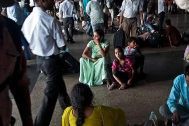 Passageiros aguardam em terminal de Nova Délhi em meio a apagão: incidente gerou caos no sistema de transporte urbano (Prakash Singh/AFP)