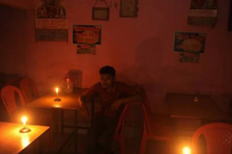 Indiano espera à luz de velas o restabelecimento da eletricidade em Siliguri: após apagão de grandes proporções, luz voltou na Índia (Diptendu Dutta/AFP)