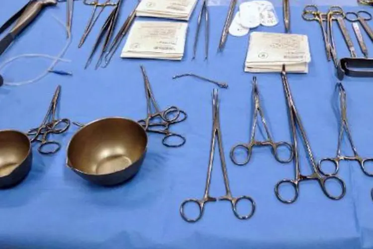 Equipamentos de cirurgia (Philippe Huguen/AFP)