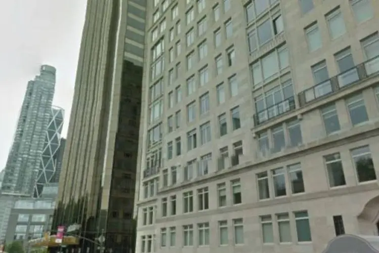 Apartamento mais caro da cidade fica na Central Park West. É o prédio à direita na foto acima, o "Fifteen" (Reprodução/Google Street View)