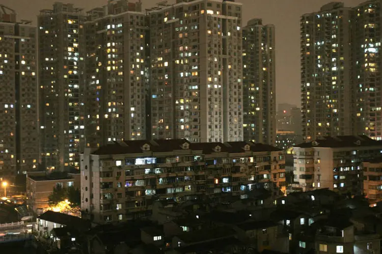 Apartamentos residenciais iluminados durante a noite no distrito Hongkou em Xangai (China Photos/Getty Images)