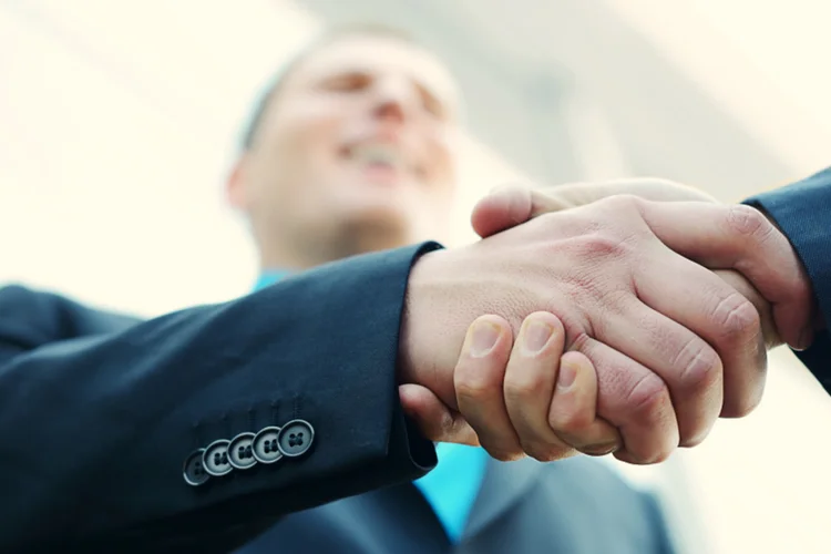 
	Aperto de m&atilde;o: reciprocidade &eacute; importante para construir uma parceria vital&iacute;cia com o seu mentor
 (Thinkstock/Zurijeta)