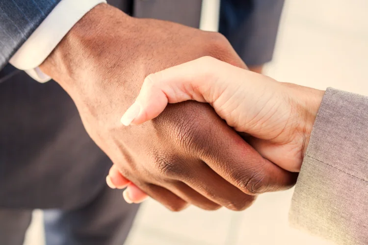 
	Aperto de m&atilde;o: apesar da crise, &eacute; importante n&atilde;o perder o bom humor na hora de fazer networking
 (Thinkstock/Spotmatik)