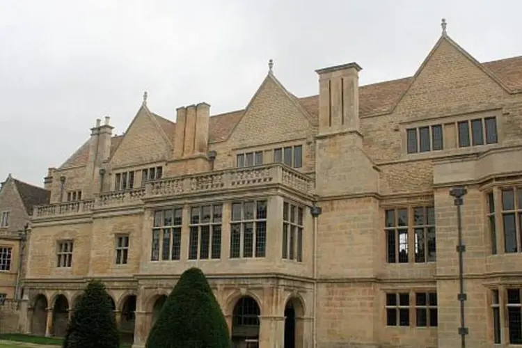 Propriedade, construída entre 1470 e 1480 por Guy Wolston, está sendo vendida pelo governo britânico (Divulgação)