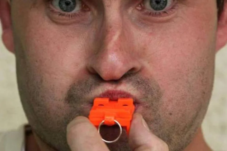 Homem usando apito (Getty Images)