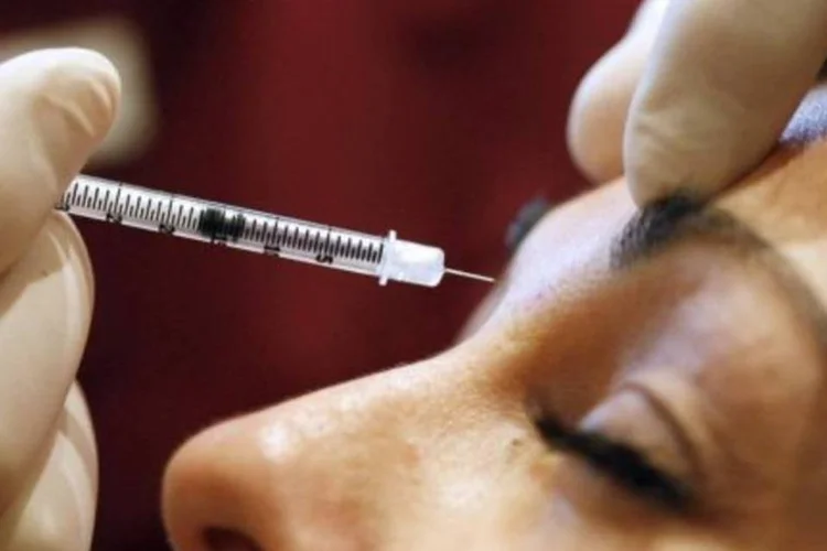 
	Aplica&ccedil;&atilde;o de botox: Allergan disse que consideraria a mais recente oferta da Valeant
 (Mario Vedder/AFP)
