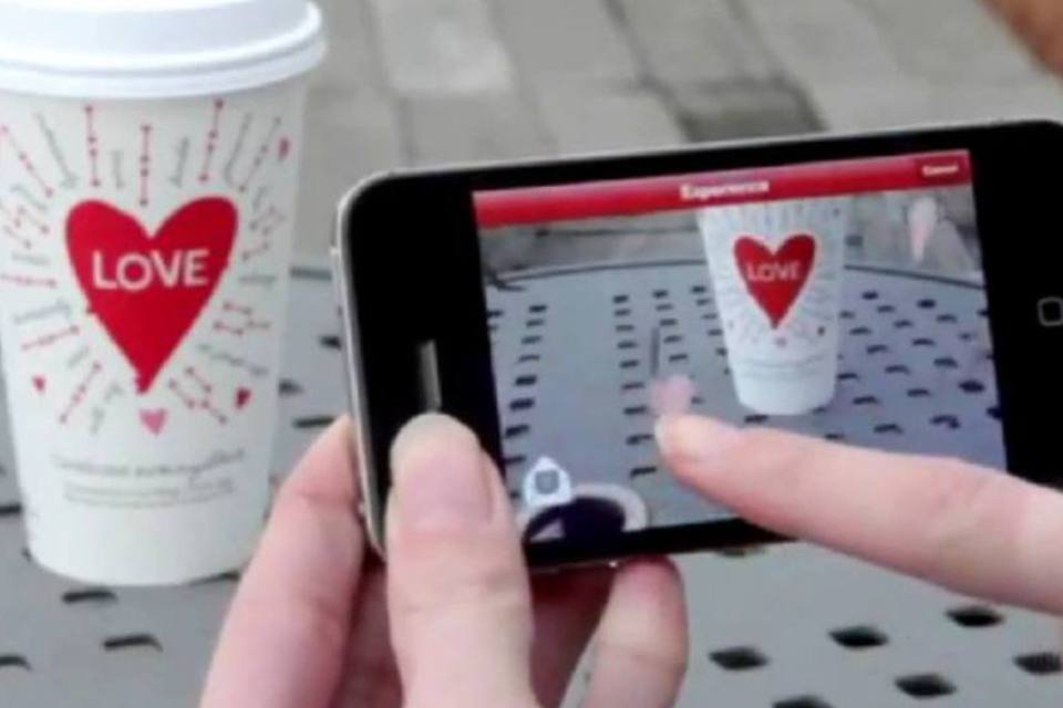Starbucks: no Dia dos Namorados, aplicativo usava realidade aumentada para decorar copos (Reprodução)
