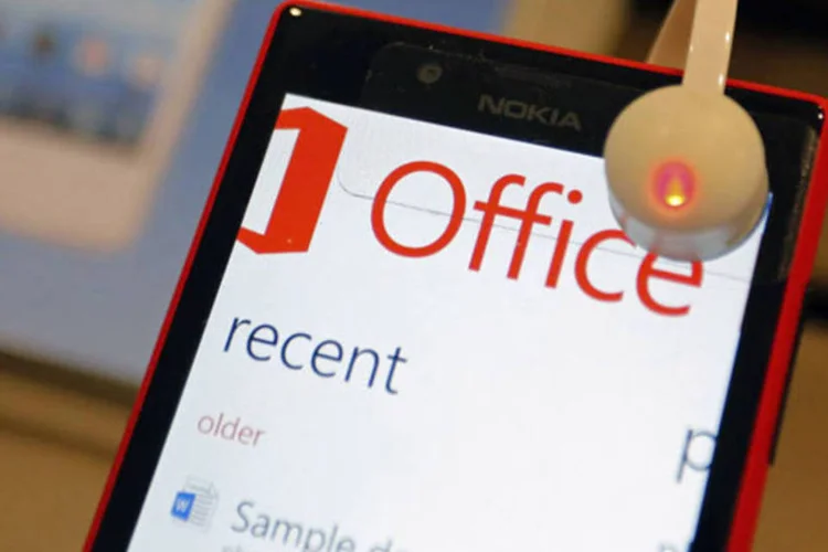 
	Office num smartphone Lumia, da Nokia: aplicativo dever&aacute; ganhar vers&atilde;o tamb&eacute;m para o tablet da Apple
 (Paul Thomas/Bloomberg)