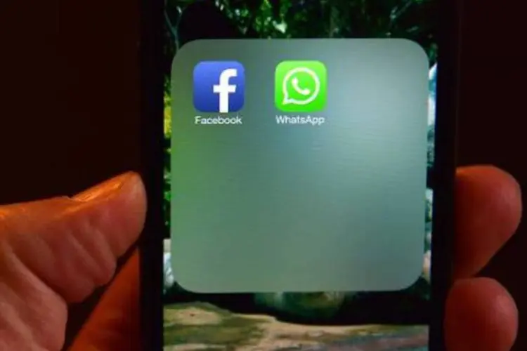 
	Aplicativos do Facebook e do WhatsApp: acordo recebeu sinal verde nos Estados Unidos no m&ecirc;s passado pela Federal Trade Commission
 (Gabriel Bouys/AFP)