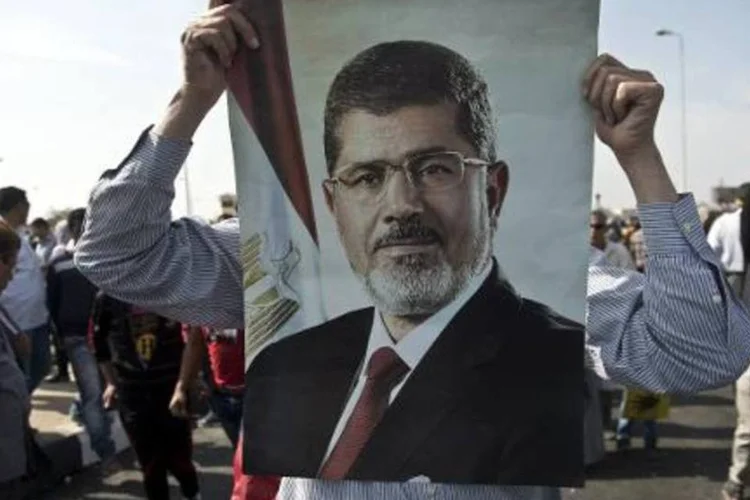 
	O ex-presidente foi condenado, junto a outros 105 membros da Irmandade Mu&ccedil;ulmana, pelo caso de sua fuga de uma pris&atilde;o durante a revolu&ccedil;&atilde;o de 2011
 (Khaled Desouki/AFP)