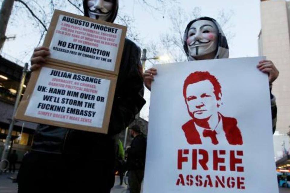 Assange continua na embaixada do Equador em Londres