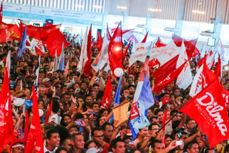 
	Apoiadores do PT: o chamamento vem depois de o PT dizer que ajudou a reescrever a hist&oacute;ria do Brasil
 (Ichiro Guerra/Dilma 13/Divulgação)