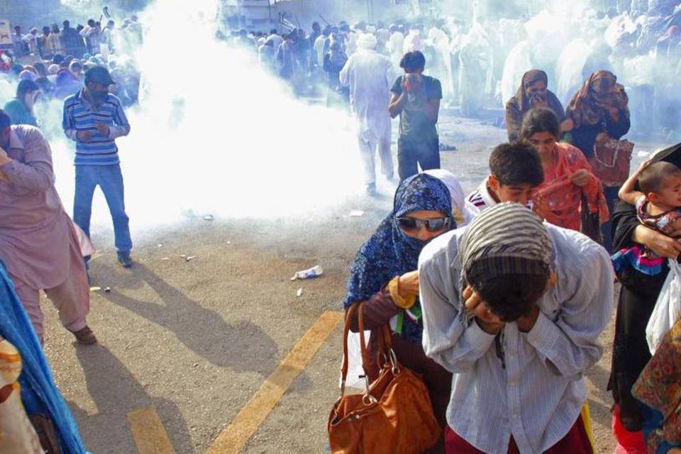 Clérigo antigoverno retorna ao Paquistão e promete revolução