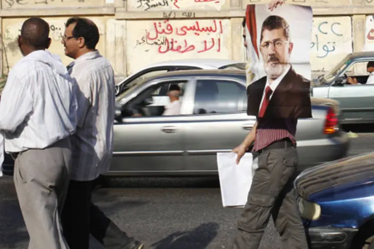 Membros da Irmandade Muçulmana protestam a favor de Mursi em feriado: governo provisório e a Irmandade ainda podem recuar do confronto e implementar medidas que levem à confiança (Asmaa Waguih/Reuters)