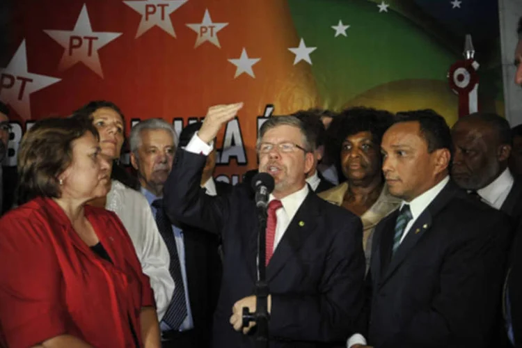 
	Em Bras&iacute;lia, deputados da bancada do PT na C&acirc;mara, com o apoio de v&aacute;rios l&iacute;deres de partidos e militantes, promoveram um ato em defesa do ex-presidente Lula
 (Jose Cruz/ABr)