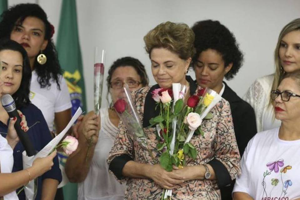 
	Mulheres fazem manifesta&ccedil;&atilde;o de apoio &agrave; presidente Dilma Rousseff no Pal&aacute;cio do Planalto
 (Valter Campanato/ABr)