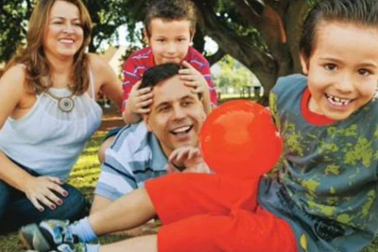 Borges e a família: o dinheiro da faculdade dos filhos foi para um plano que pode investir metade dos recursos em ações (.)