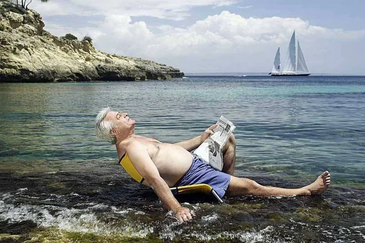 
	Aposentado descansa em praia: especialista responde qual o melhor investimento para se aposentar ganhando 16 mil reais
 (Michael Blann/Thinkstock)
