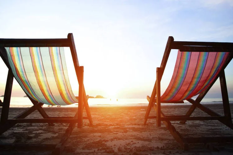 
	Cadeiras na praia: Internauta pergunta se vale a pena contribuir ao INSS ou deve aplicar todo o valor para formar uma reserva financeira no futuro
 (De Visu/Thinkstock)