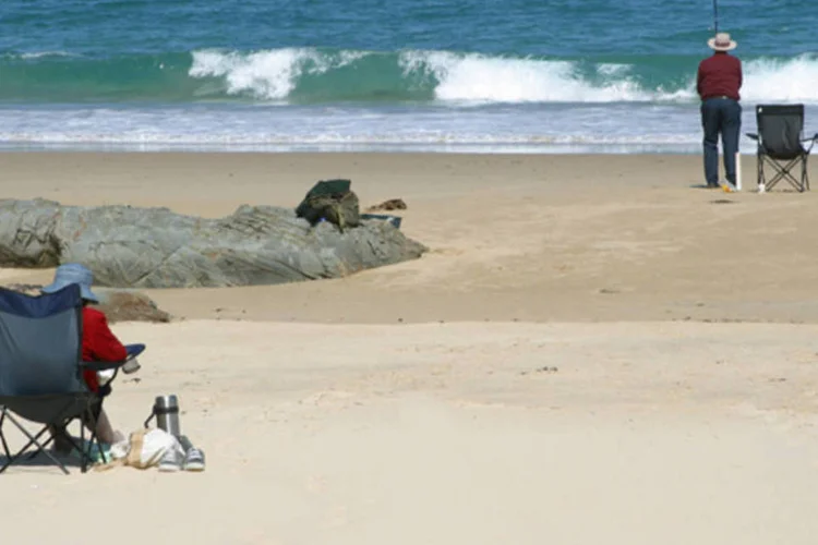 
	Aposentados descansando na praia: internauta pergunta se aplicar 5 mil reais por m&ecirc;s &eacute; o suficiente para se aposentar ap&oacute;s o per&iacute;odo
 (Stock.xchng)