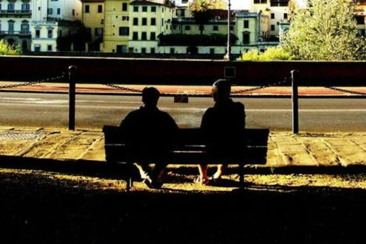 Idosos descansam em banco de praça: Não troque o certo pelo duvidoso (Caio Meirelles/Creative Commons)