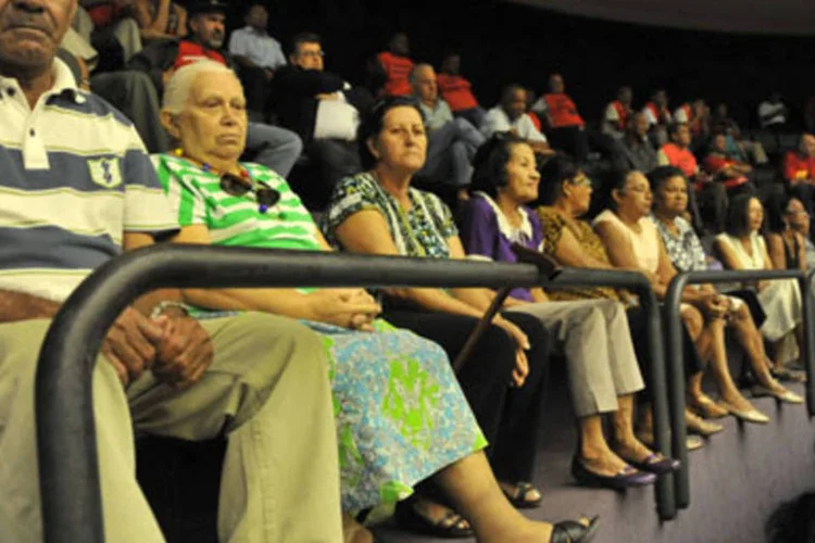 Aposentados acompanham votação na Câmara: reajuste de 7,7% deve pesar nas contas públicas (.)