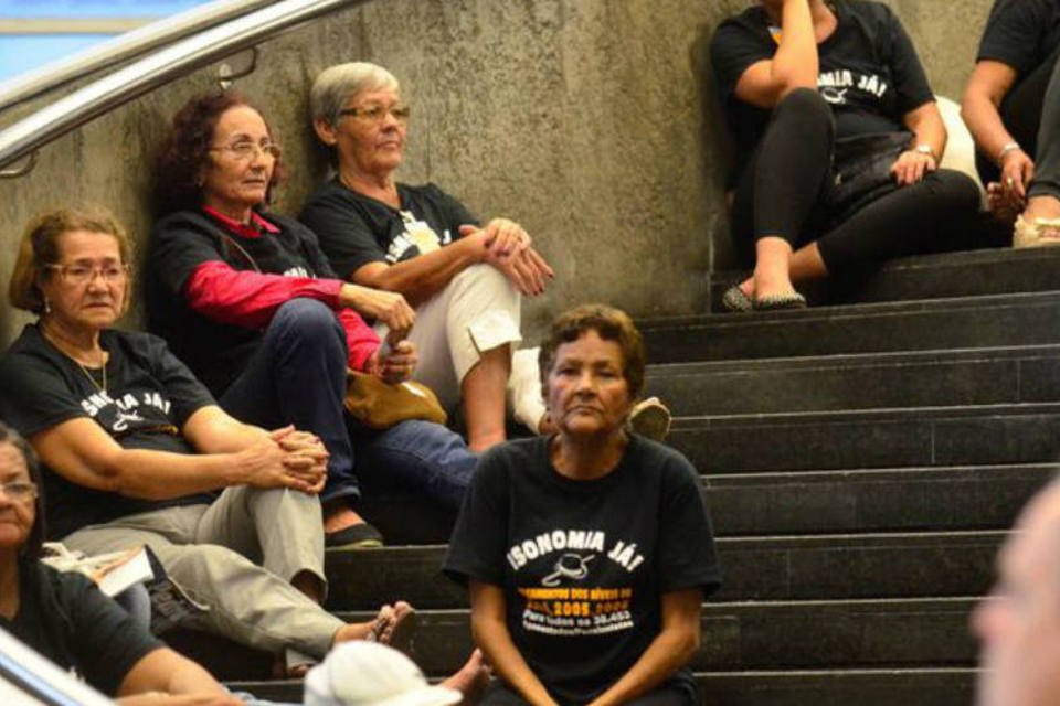 Aposentados da Petrobras seguem no saguão do edifício-sede
